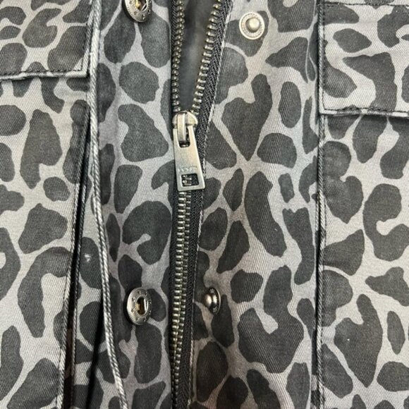 NWT Levi’s Hidden Full Zip & Snap Denim Jacket 4 Snap Pockets Tie Belt SMALL - Picture 11 of 16